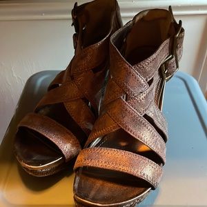 Kenneth Cole Reaction Dare Less Size 5 1/2 Brown Wedge